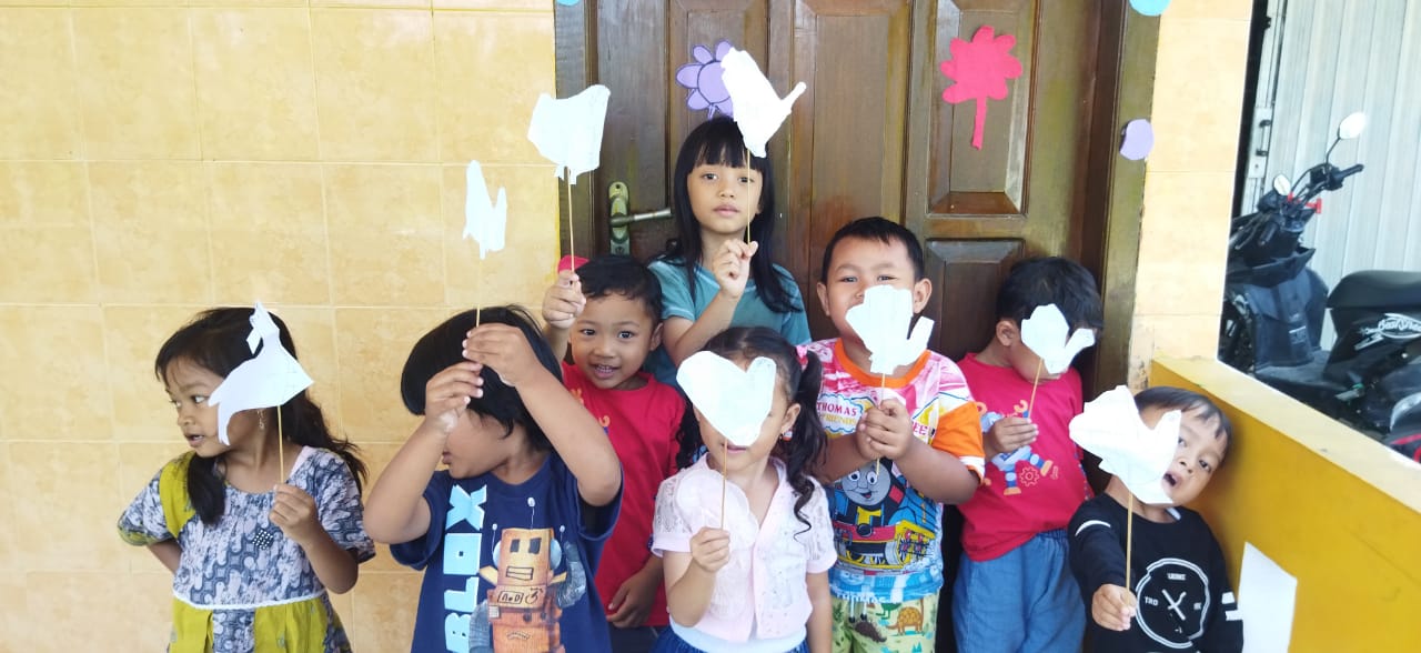 Anak-anak belajar di alam